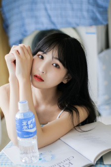坐在木马上
